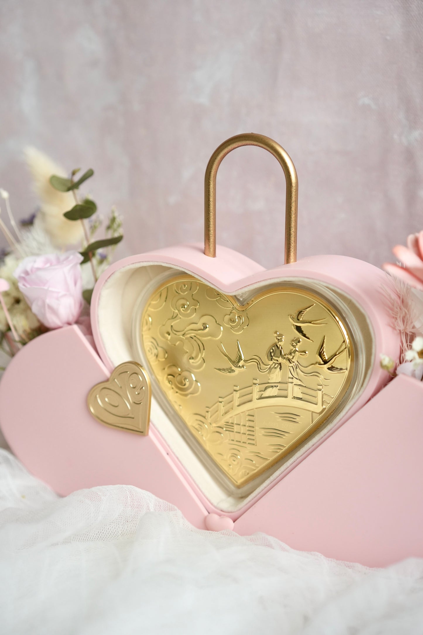 心心相连 Heart Lock 999 Gold Vase | Qixi Festival Flowers Singapore