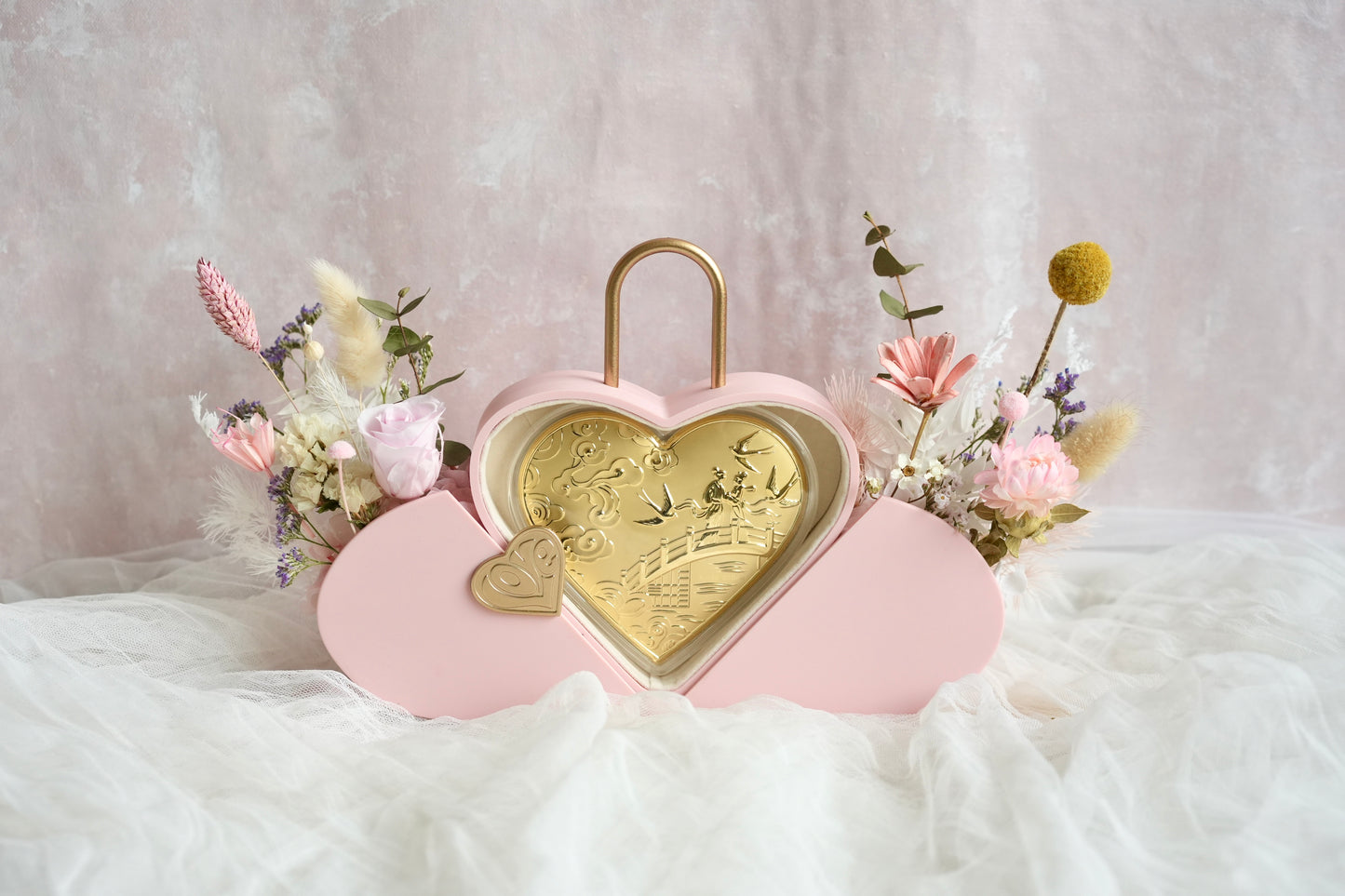 心心相连 Heart Lock 999 Gold Vase | Qixi Festival Flowers Singapore