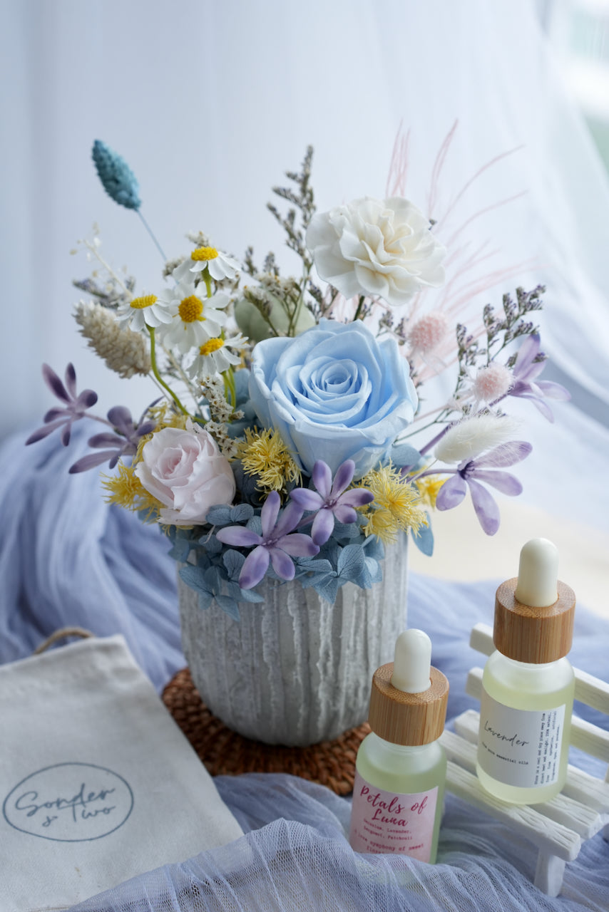 Moon Fleur x Sonder & Two: Graceful Summer Vase (Scented) x Essential Oil