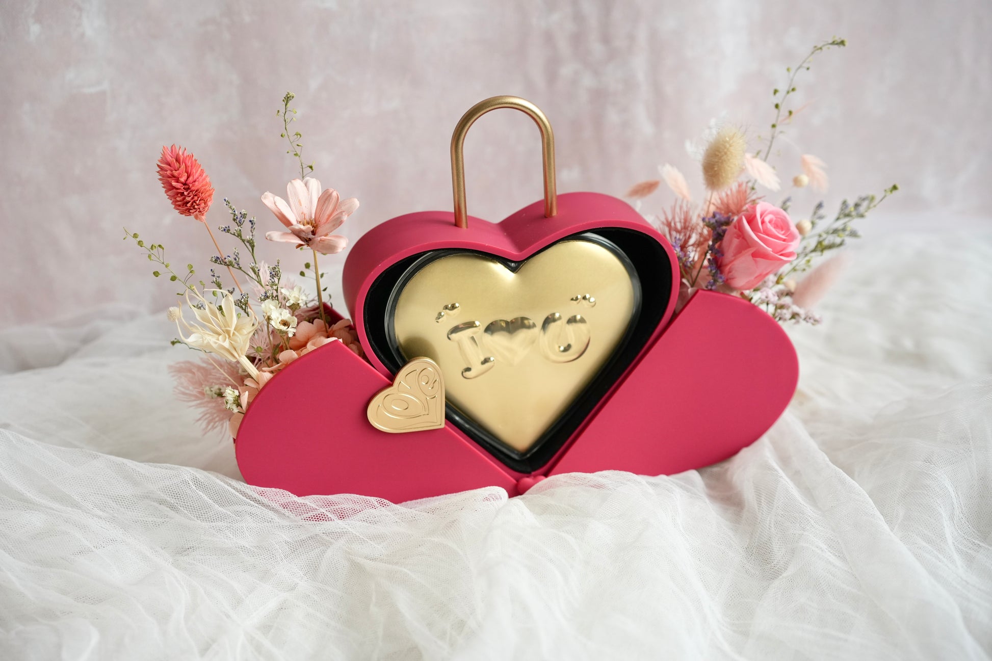金心相守  Forever With You - Heart Lock Gold Vase Qixi Festival Flowers Moon Fleur Singapore