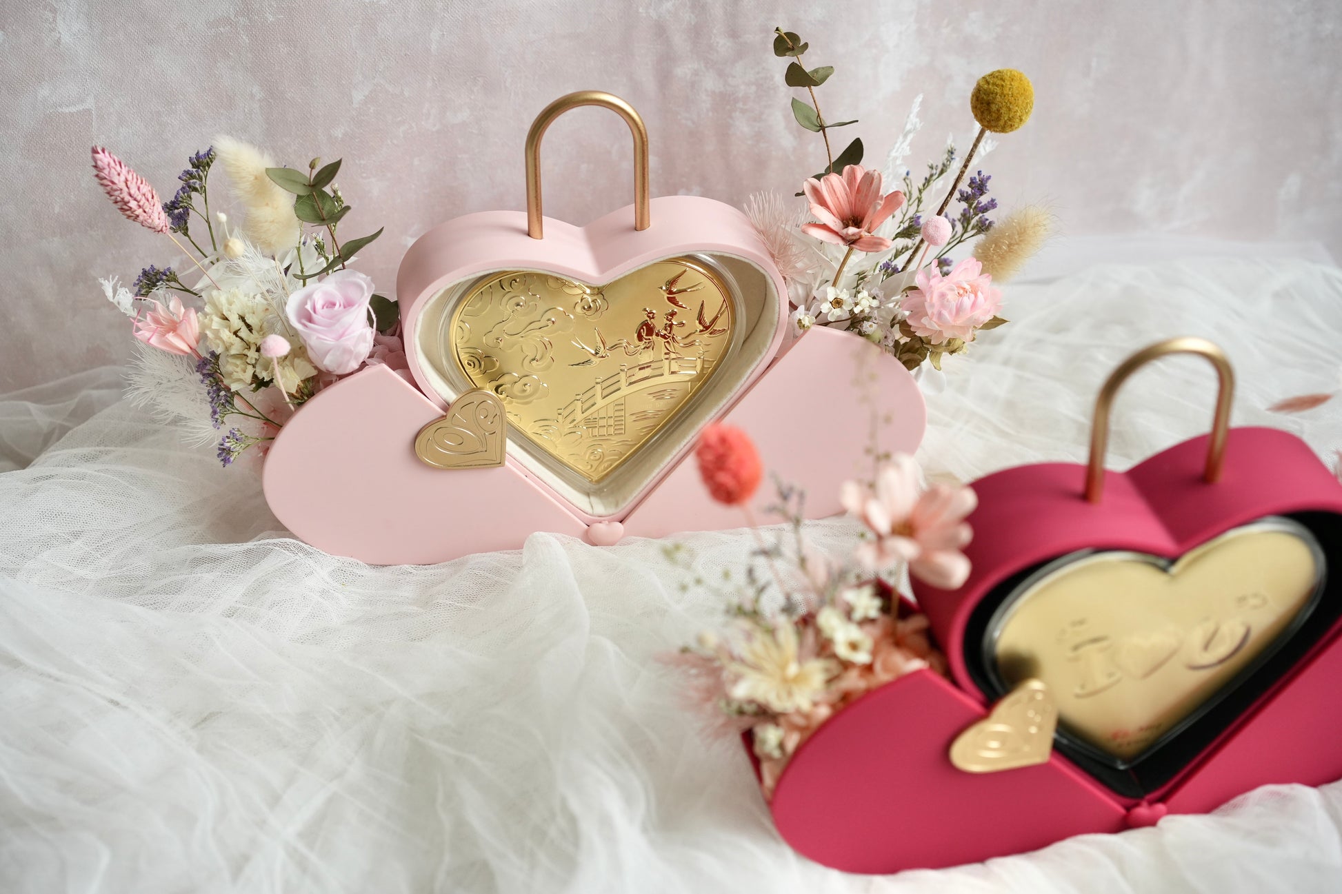 心心相连  Heart Lock 999 Gold Vase | Qixi Festival Flowers Singapore