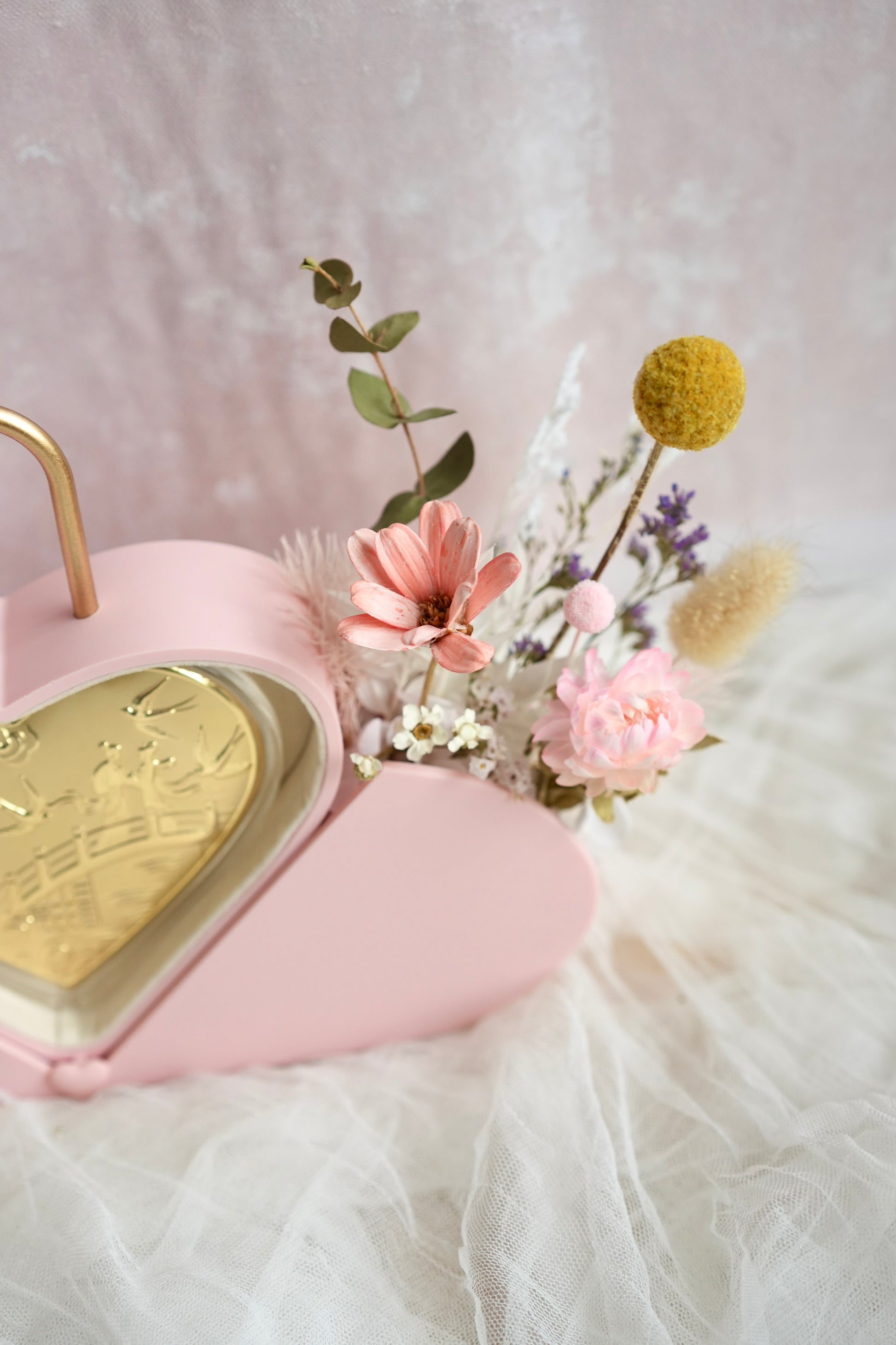 心心相连  Heart Lock 999 Gold Vase | Qixi Festival Flowers Singapore
