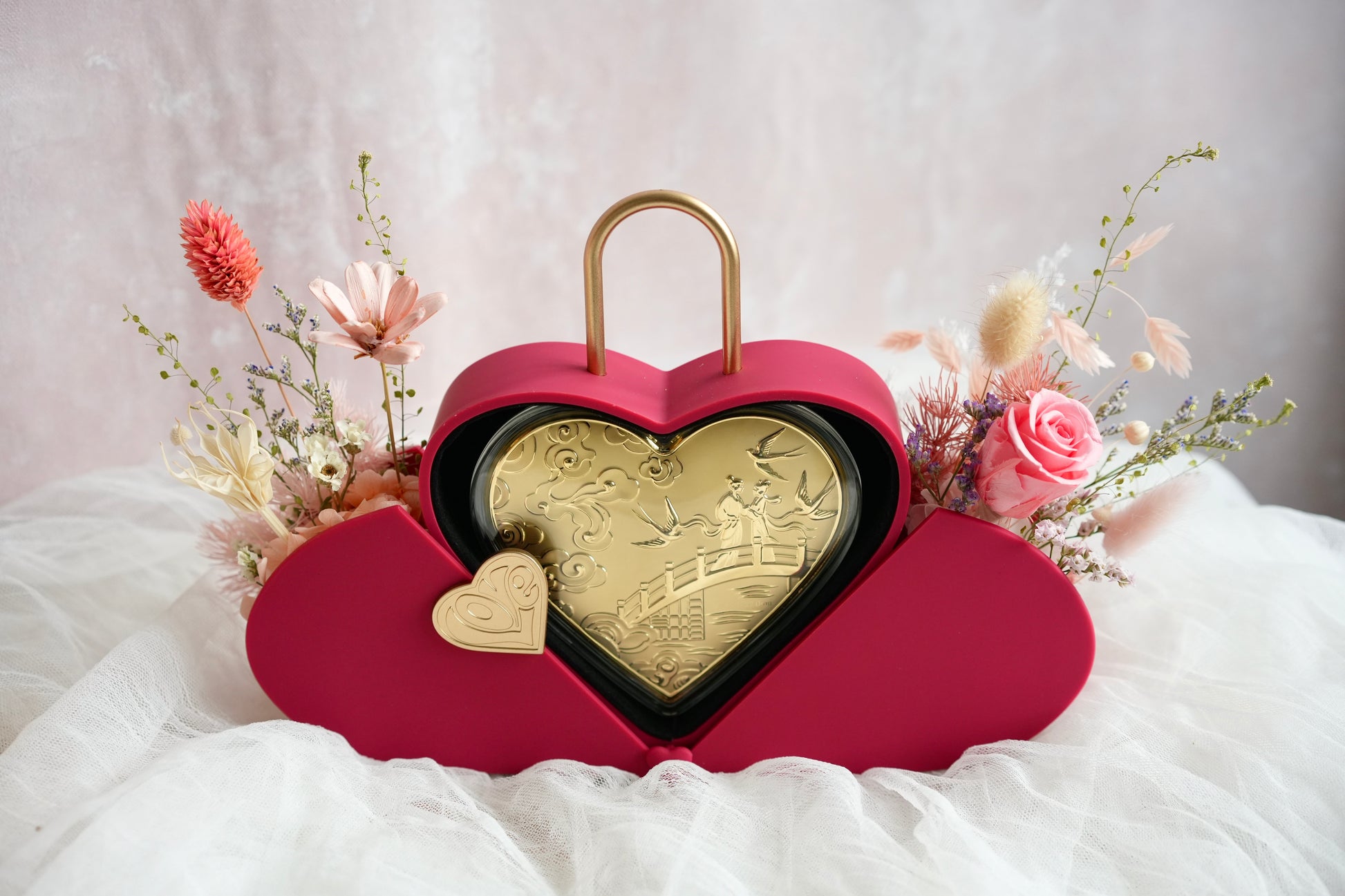金心相守  Forever With You - Heart Lock Gold Vase Qixi Festival Flowers Moon Fleur Singapore